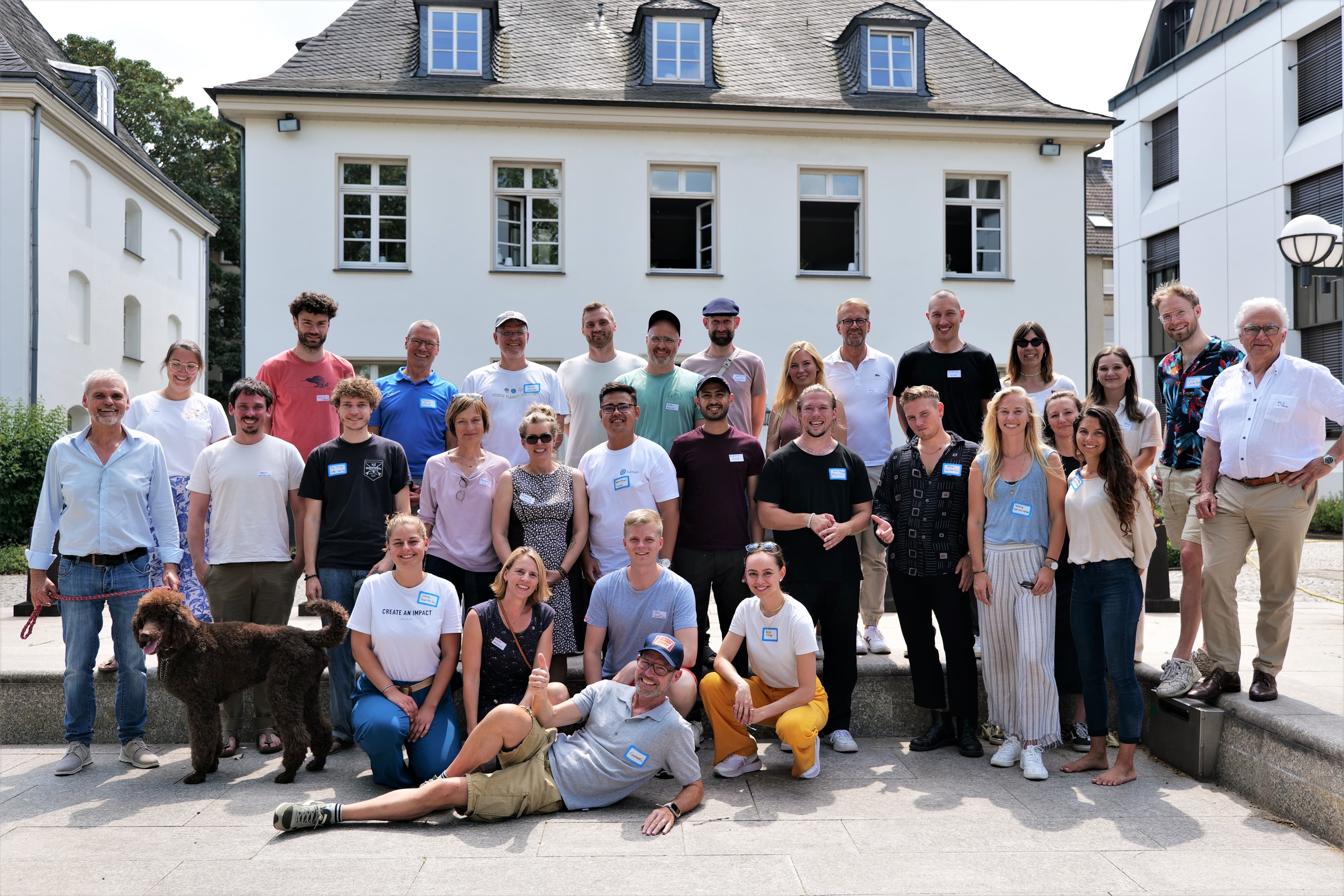 Gruenderinnen und Gruender aus dem Impact-Factory-Inkubationsprogramm in der Villa Anthropia